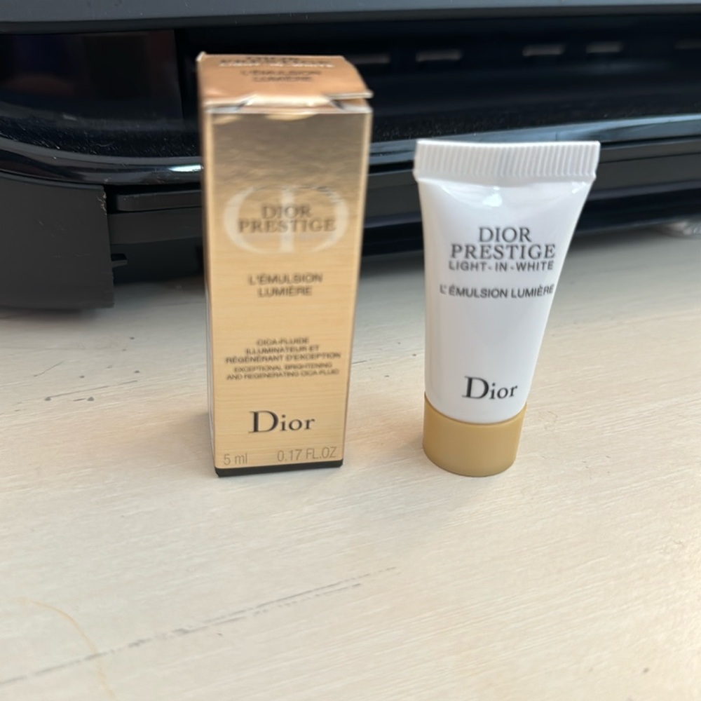 Dior Prestige light in white face and neck illuminating dermo-fluid